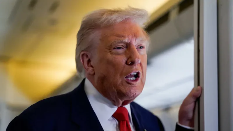 Дональд Трамп общается с представителями СМИ на борту президентского самолёта 31 октября 2025 года. (Elizabeth Frantz/Reuters)