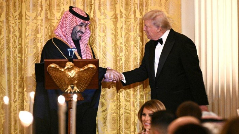 Президент США Дональд Трамп пожимает руку наследному принцу и премьер-министру Королевства Саудовская Аравия Мухаммеду ибн Салману во время официального ужина в Восточном зале Белого дома 18 ноября 2025 года. (Brendan Smialowski/AFP via Getty Images)