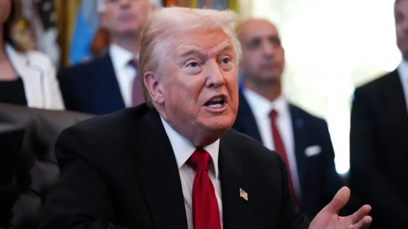 Трамп заявил, что объявит «Братьев-мусульман»* иностранной террористической организацией Президент Дональд Трамп выступает в Овальном кабинете 6 ноября 2025 года. (Andrew Harnik/Getty Images)