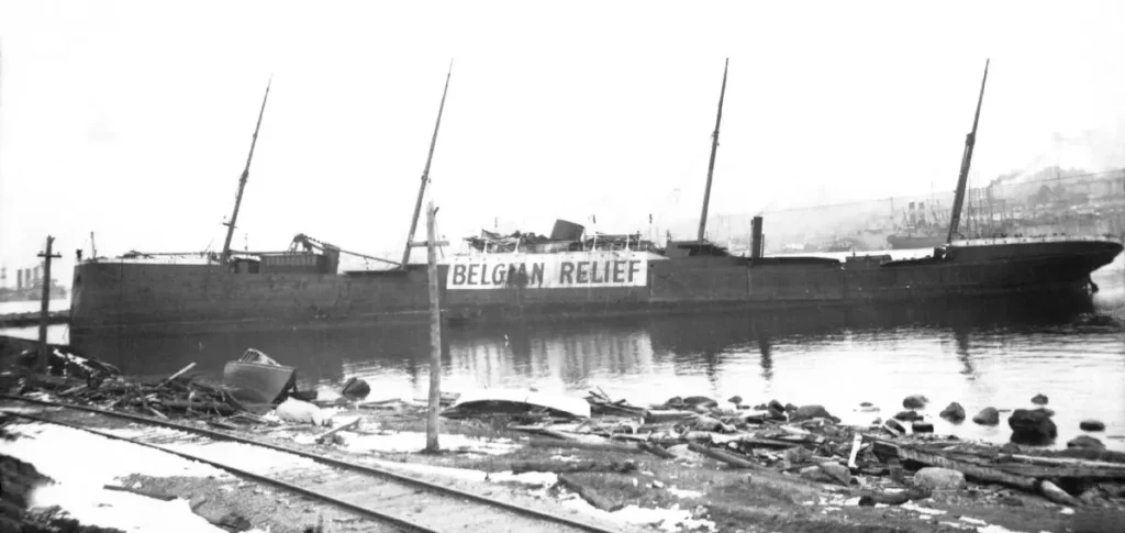 Imo выброшен на берег в Дартмуте, Новая Шотландия, после взрыва в Галифаксе, 1917 год. Панно, нарисованное на его борту, обозначает его участие в Бельгийской комиссии по оказанию помощи. (Public Domain)