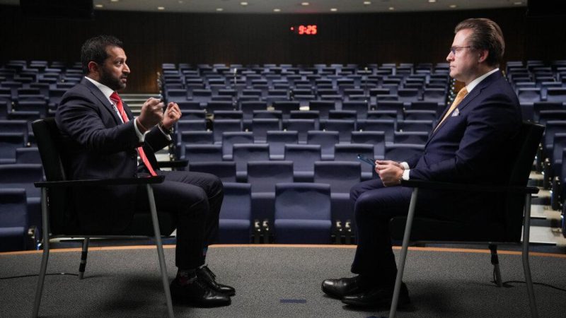 Директор ФБР Каш Патель и Ян Джекилек, старший редактор Epoch Times и ведущий программы «Американские лидеры мысли», в Вашингтоне, 26 ноября 2025 года. (Samira Bouaou/The Epoch Times)
