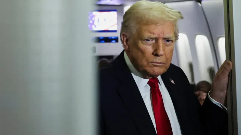 Дональд Трамп на борту президентского самолёта Air Force One во время перелёта в Палм-Бич, штат Флорида, с объединённой базы Эндрюс, штат Мэриленд, США, 25 ноября 2025 года. (Reuters/Anna Rose Layden)