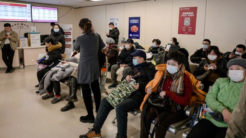 Люди в масках ждут в приёмной респираторного отделения больницы в Пекине, 8 января 2025 года. (Jade Gao/AFP via Getty Images)