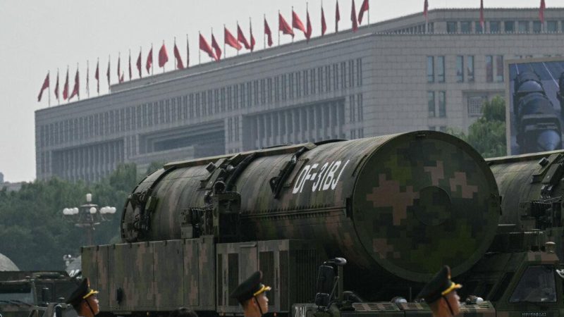 Межконтинентальная баллистическая ракета DF-31BJ во время военного парада, посвящённого 80-летию окончания Второй мировой войны, на площади Тяньаньмэнь в Пекине, 3 сентября 2025 года. (Greg Baker/AFP via Getty Images)