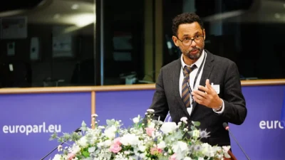 Уэйн Джордаш, президент Global Rights Compliance, выступает на пятом ежегодном саммите Межпарламентского альянса по Китаю в Брюсселе 7 ноября 2025 года. (Courtesy of IPAC)