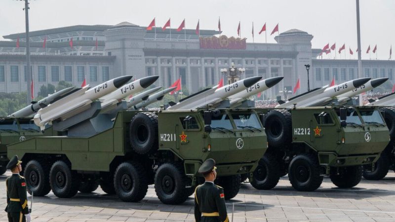 Китайские ракетные установки во время военного парада в честь окончания Второй мировой войны на площади Тяньаньмэнь в Пекине, 3 сентября 2025 года. (Kevin Frayer/Getty Images)