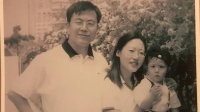 Чжан Ванься с сыном и мужем в Китае летом 2003 года. (Courtesy of Zhang Wanxia)