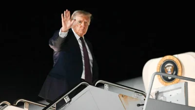 Президент Дональд Трамп садится в самолёт Air Force One, вылетающий из регионального аэропорта Роки-Маунт-Уилсон после проведения политического митинга в Элм-Сити, Северная Каролина, 19 декабря 2025 года. (Andrew Caballero-Reynolds/AFP via Getty Images)