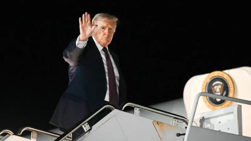 Президент Дональд Трамп садится в самолёт Air Force One, вылетающий из регионального аэропорта Роки-Маунт-Уилсон после проведения политического митинга в Элм-Сити, Северная Каролина, 19 декабря 2025 года. (Andrew Caballero-Reynolds/AFP via Getty Images)