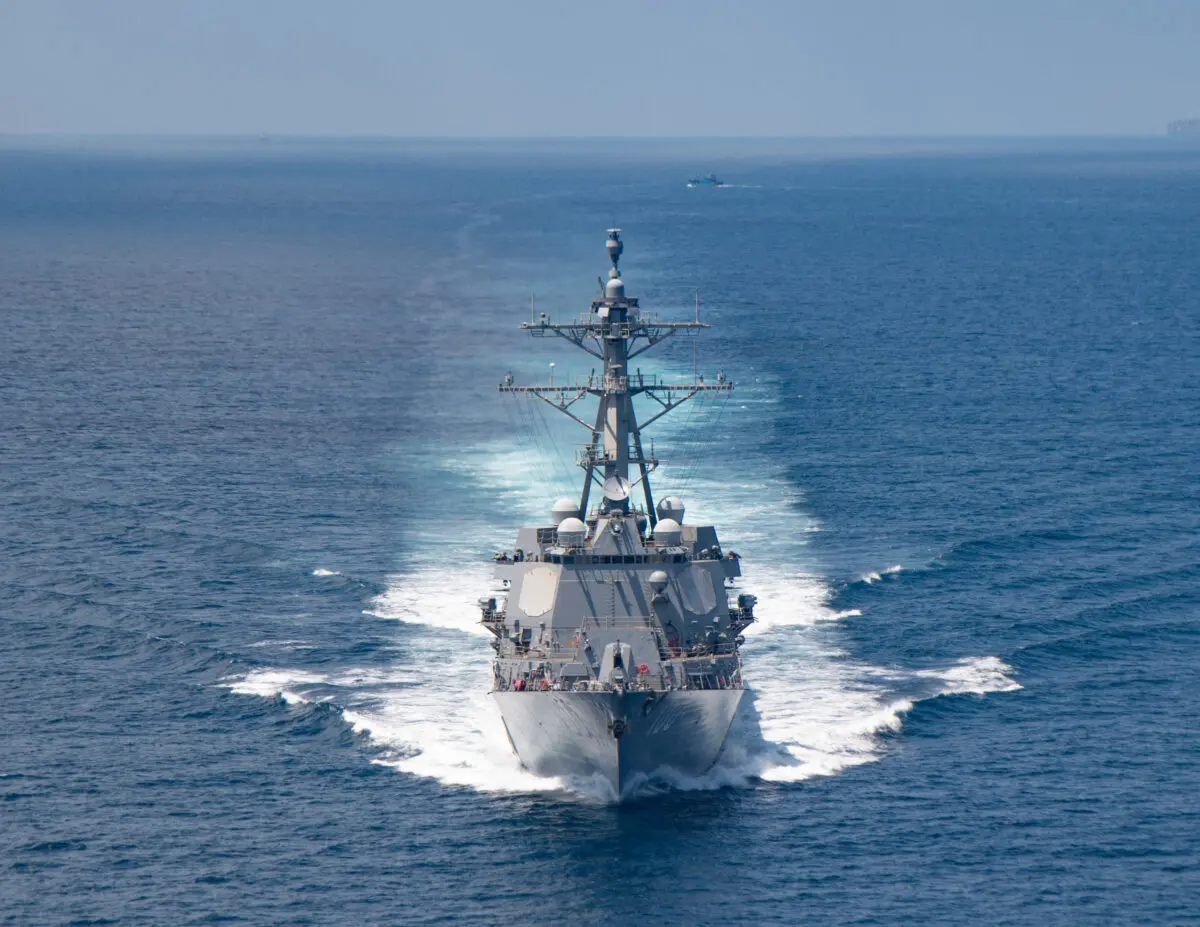 Ракетный эсминец класса «Арли Бёрк» USS Kidd (DDG 100) проходит через Тайваньский пролив во время планового перехода 27 августа 2021 года. (U.S. Navy/AFP/Getty Images)
