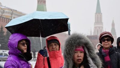 Китайские туристы на Красной площади, Россия. (YURI KADOBNOV/AFP via Getty Images)