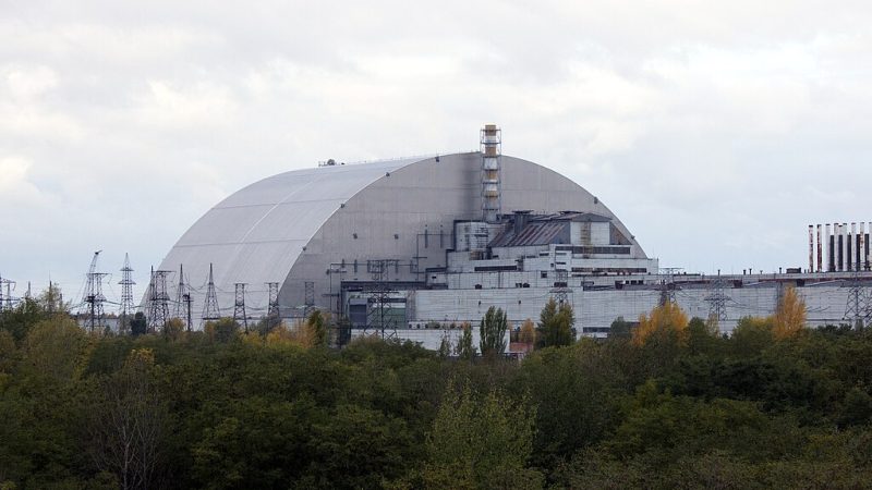 Саркофаг над четвёртым реактором Чернобыльской АЭС. (Tim Porter/commons.wikimedia.org/CC BY-SA 4.0)