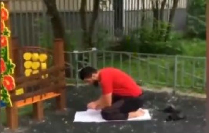Против публичного совершения намаза выступил духовный лидер мусульман Ставрополья Намаз на детской площадке. (Скриншот/NURTV/youtube.com)