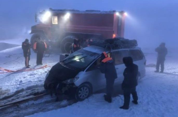 Затонувший автомобиль подняли. (Служба спасения Якутии/t.me) 