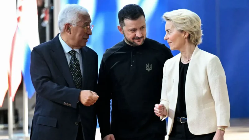 Председатель Европейского совета Антонио Коста (слева) и председатель Европейской комиссии Урсула фон дер Ляйен (справа) приветствуют президента Украины Владимира Зеленского на заседании Специального Европейского совета в Брюсселе 6 марта 2025 года. (Nicolas Tucat/AFP via Getty Images)