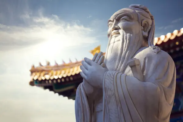 Крупный план статуи Конфуция. (XiXinXing/Shutterstock)