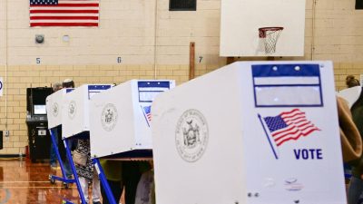 Люди голосуют на выборах мэра Нью-Йорка 4 ноября 2025 года. (Adhiraj Chakrabarti for The Epoch Times)