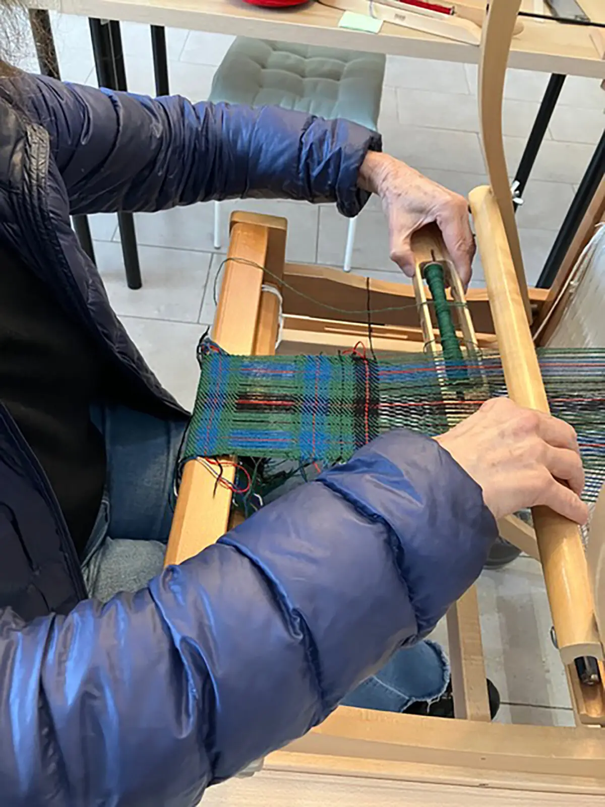 Ваша покорная слуга пробует свои силы на ткацком станке Radical Loom в Стерлинге. (Carol Ann Davidson/TNS)