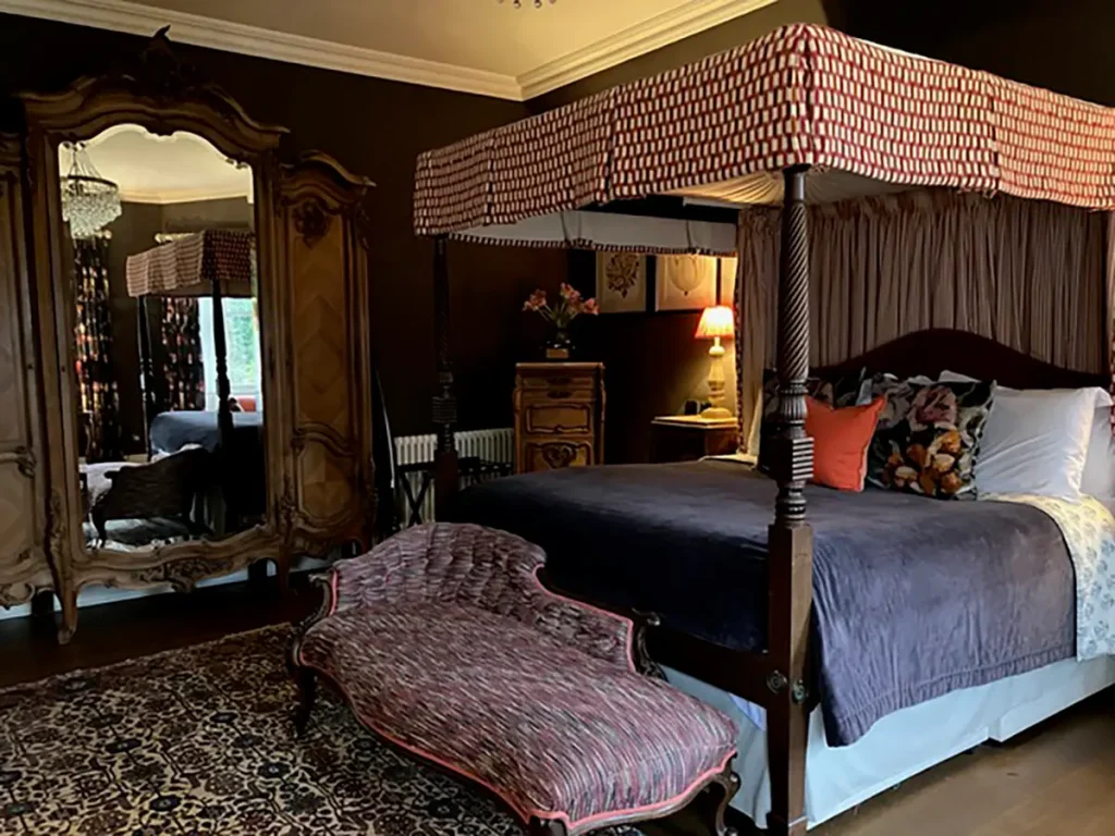 Уютно под балдахином в роскошном отеле Cromlix в сельской местности Стерлингшира. (Carol Ann Davidson/TNS)