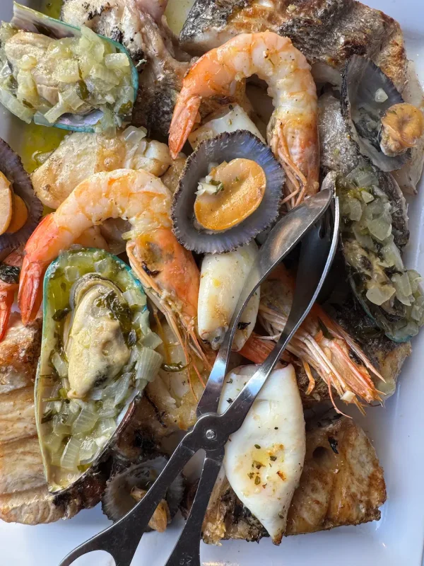 Вкусные морепродукты предлагают в ресторанах по всему острову. (Lori Rackl/TNS)