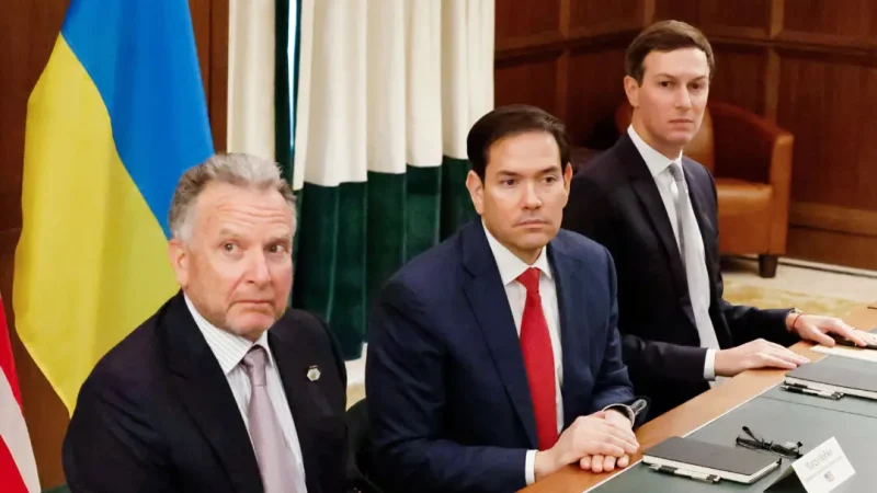 Рубио: Цель переговоров в том, чтобы позволить Украине сохранить суверенитет и независимость Специальный посланник Стив Уиткофф (слева), госсекретарь Марко Рубио (в центре) и Джаред Кушнер на встрече с украинскими официальными лицами в Халландейл-Бич, штат Флорида, 30 ноября 2025 года. (Terry Renna/AP Photo)