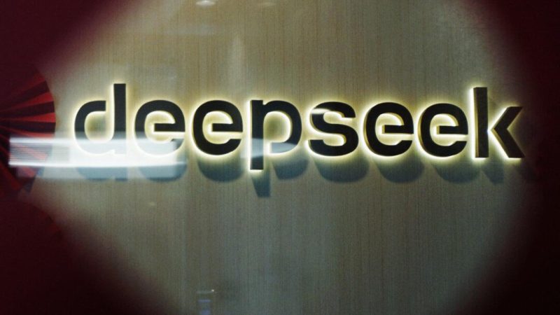 Логотип DeepSeek в офисе китайского стартапа в области искусственного интеллекта DeepSeek в Ханчжоу, провинция Чжэцзян на востоке Китая, 5 февраля 2025 года. (STR/AFP via Getty Images)