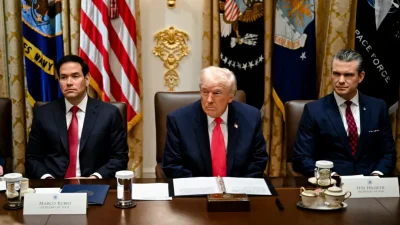 Дональд Трамп вместе с госсекретарём Марко Рубио (слева) и военным министром Питом Хегсетом (справа) проводят заседание кабинета министров в зале заседаний Белого дома 2 декабря 2025 года. (Andrew Caballero-Reynolds/AFP via Getty Images)