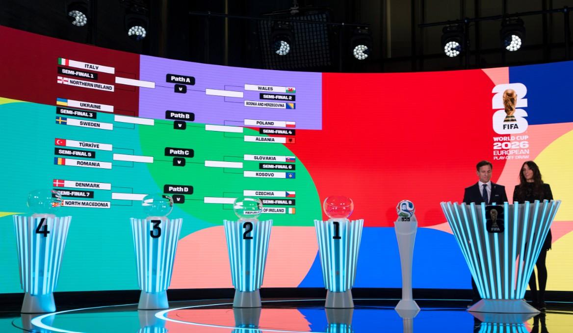 Маноло Зубирия, главный организатор чемпионата мира по футболу 2026 года и ведущая Мелани Винигер во время жеребьёвки плей-офф чемпионата мира по футболу 2026 года в Цюрихе, Швейцария, 20 ноября 2025 года.  (Claudio Thoma/Keystone via AP)