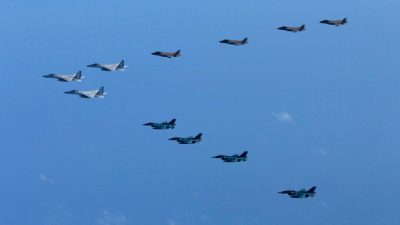 Истребители F-15 и F-2 5-го и 8-го авиакрыльев Воздушных сил самообороны Японии проводят совместные военные учения с истребителями F-35B 12-й авиагруппы морской пехоты США у самого южного главного острова Японии — Кюсю 4 октября 2022 года. (Joint Staff Office of the Defense Ministry of Japan/HANDOUT via REUTERS)