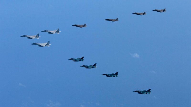 Истребители F-15 и F-2 5-го и 8-го авиакрыльев Воздушных сил самообороны Японии проводят совместные военные учения с истребителями F-35B 12-й авиагруппы морской пехоты США у самого южного главного острова Японии — Кюсю 4 октября 2022 года. (Joint Staff Office of the Defense Ministry of Japan/HANDOUT via REUTERS)