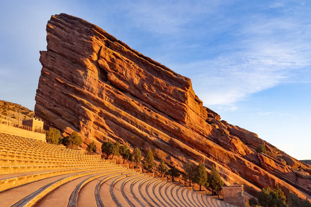 Гигантские каменные монолиты амфитеатра Red Rocks действуют как отражатели звука. (Yobab/Shutterstock)