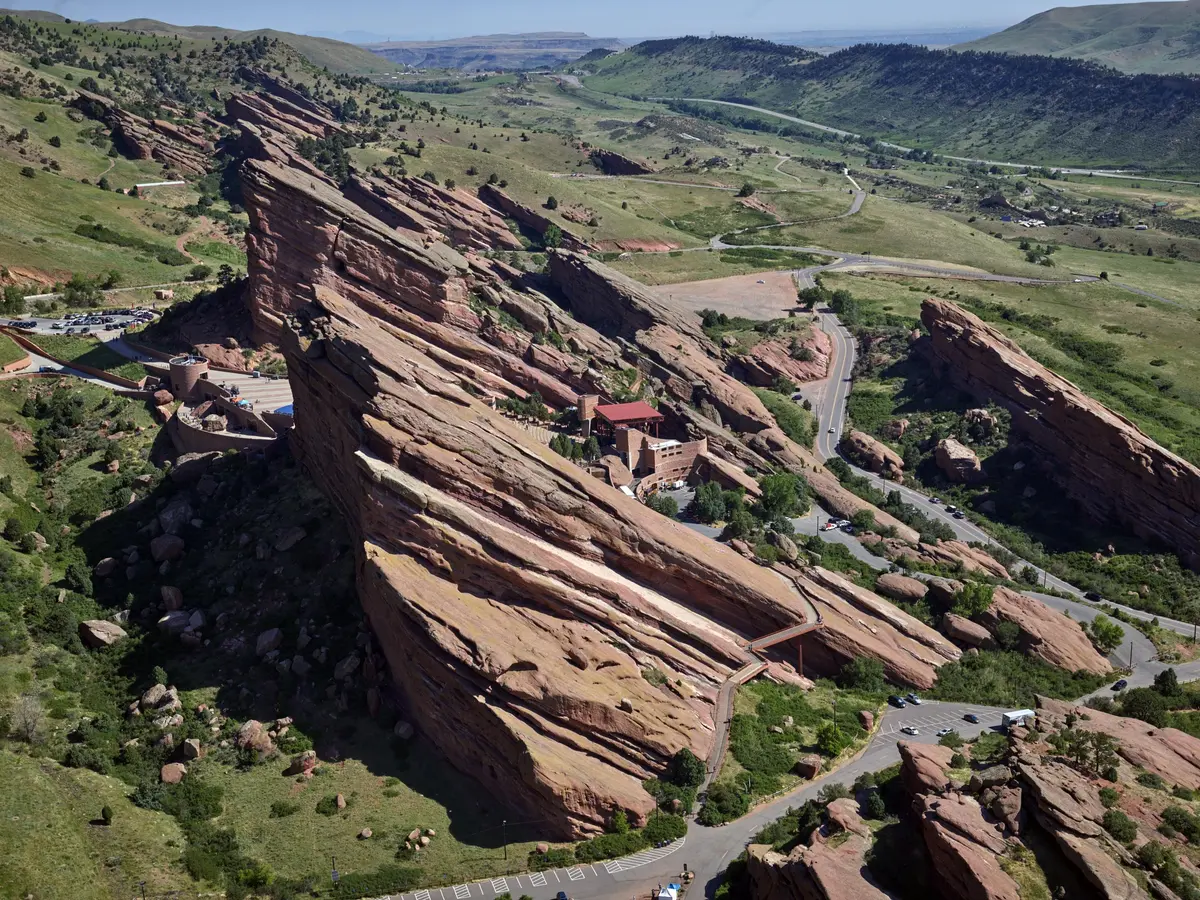 Вид с воздуха на открытый амфитеатр Red Rocks и скальное образование, давшее ему название, в Моррисоне, штат Колорадо. (Public Domain)