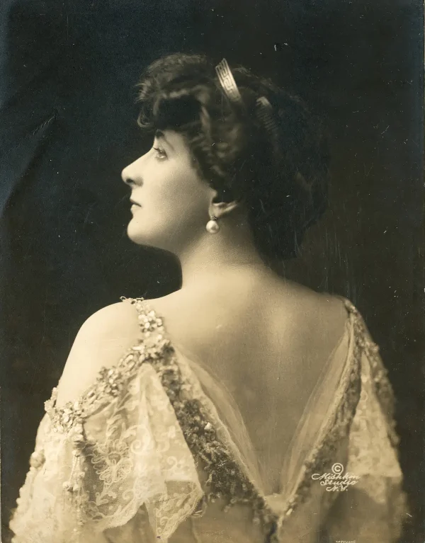 Портрет оперной певицы Мэри Гарден, 1911 год. Вашингтонский университет, Сиэтл. (Public Domain)