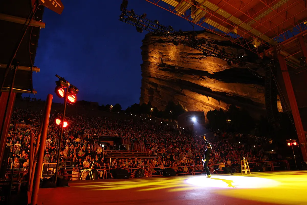 Уитни Каммингс выступает в амфитеатре Red Rocks в Моррисоне, штат Колорадо, в 2015 году. (Jason Bahr/Getty Images)
