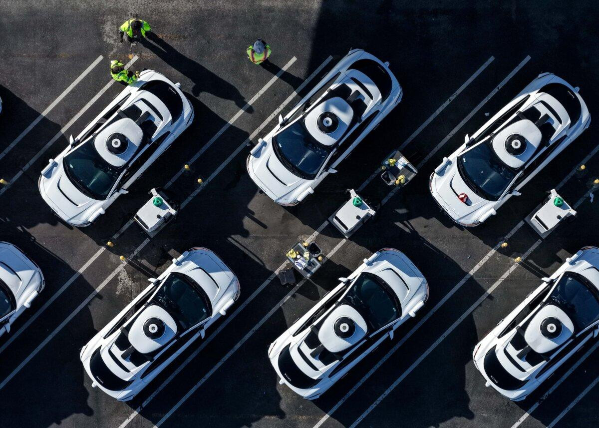 Роботакси Waymo припарковано у офиса Waymo в Сан-Франциско, 8 декабря 2025 года. (Justin Sullivan/Getty Images)