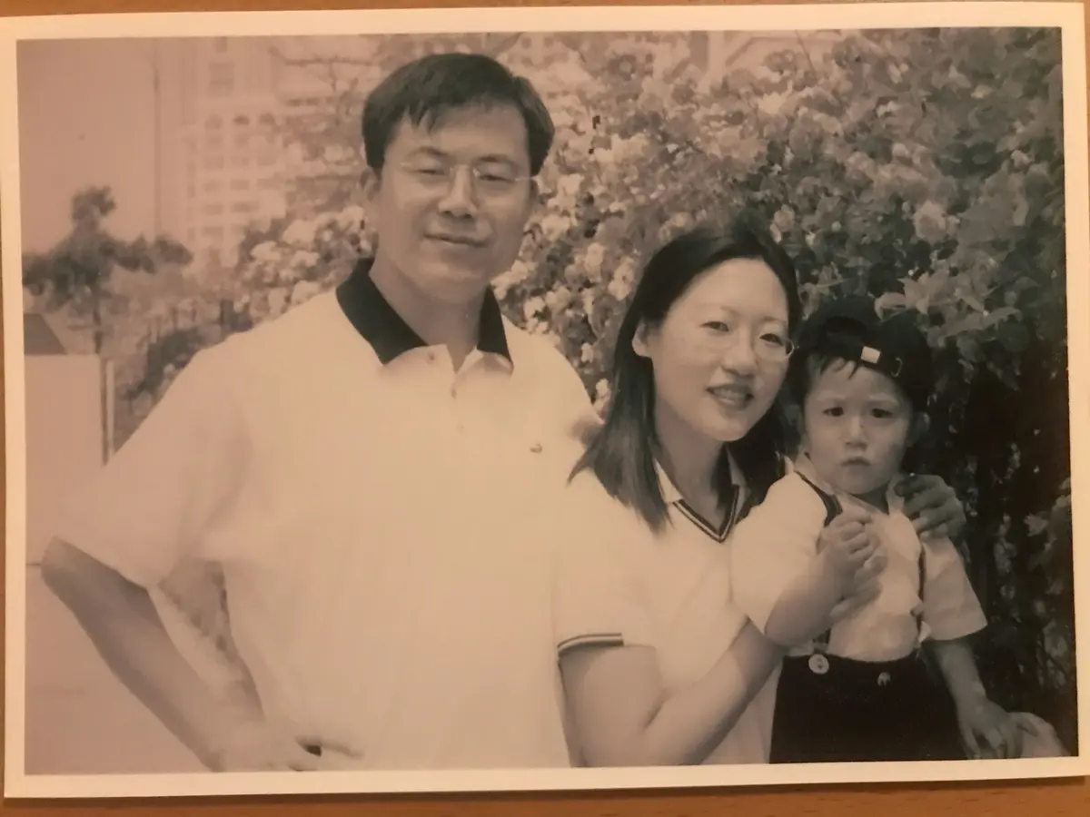Сюйсянь Инь (справа) и его родители летом 2003 года. (Courtesy of Zhang Wanxia)