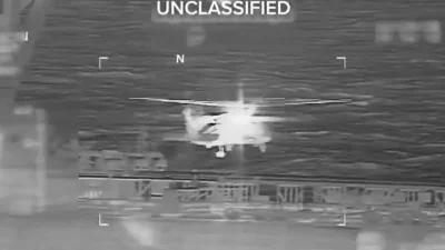 Американский военный вертолёт зависает над палубой нефтяного танкера в Карибском море, 20 декабря 2025 года. (Kristi Noem/X Screenshot)