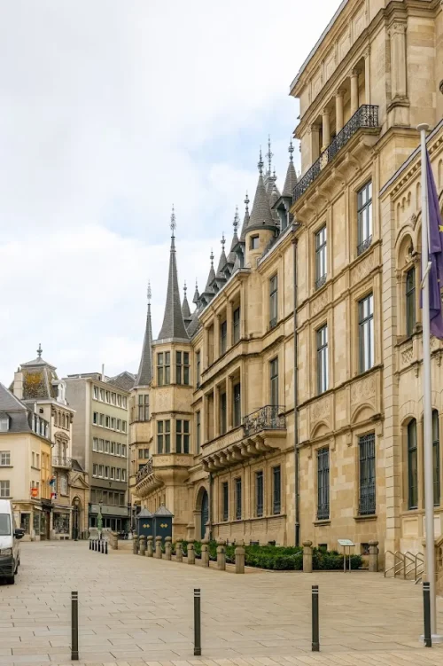 Герцогский дворец — официальная резиденция Великого герцога. (Courtesy of Luxembourg City Tourist Office)