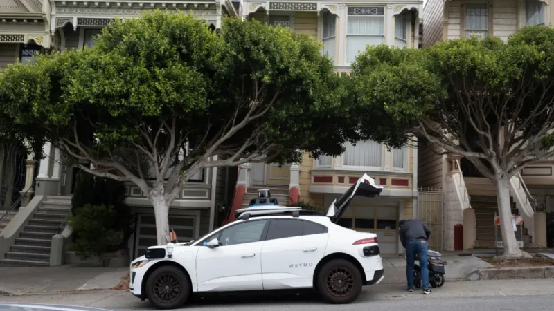 Пассажир выходит из беспилотного такси Waymo в Сан-Франциско, 28 сентября 2024 года. (Laure Andrillon/Reuters)