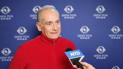 Майк Уилсон восхищён выступлением Shen Yun в Центре исполнительских искусств в Сан-Хосе 24 декабря 2025 года. (NTD)