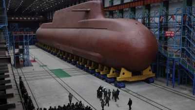 Ким Чен Ын наблюдает за испытаниями ракет большой дальности и ядерной подводной лодки