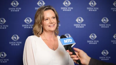 Дженнифер Маллинс с удовольствием посмотрела дневной спектакль Shen Yun в Центре исполнительских искусств в Сан-Хосе, штат Калифорния, 24 декабря 2025 года. (NTD)