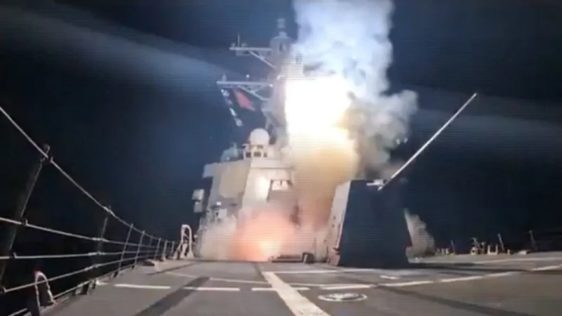 На кадрах из видео, опубликованного 25 декабря 2025 года, видно, как с военного судна запускается ракета. (Department of War/Screenshot via The Epoch Times)