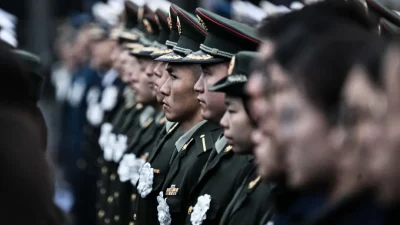 Военнослужащие НОАК на церемонии, посвящённой Национальному дню памяти жертв Нанкинской резни в Нанкине, Китай, 13 декабря 2025 года. (Hector Retamal/AFP via Getty Images) Images