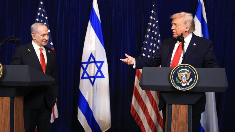 Дональд Трамп проводит пресс-конференцию с Биньямином Нетаньяху в своём клубе Mar-a-Lago в Палм-Бич, штат Флорида, 29 декабря 2025 года. (Joe Raedle/Getty Images)
