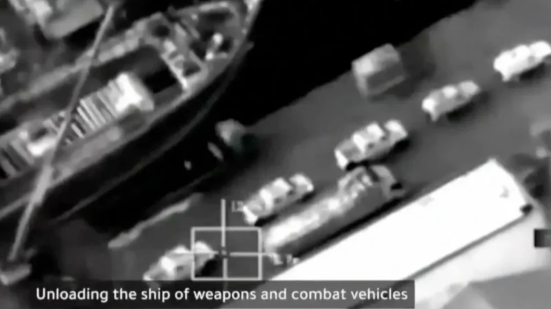 Кадр из видео, опубликованного государственным телевидением Саудовской Аравии, на котором, по словам королевства, запечатлена партия оружия и бронетехники, прибывшая из ОАЭ в Мукалла, Йемен, 30 декабря 2025 года. (Saudi state television via AP)