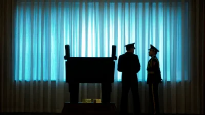Китайские военные стоят у окна перед церемонией приветствия в Пекине, 16 августа 2016 года. (Mark Schiefelbein/Pool/AFP via Getty Images)