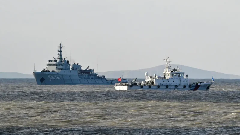 Китайские корабли патрулируют территорию во время военных учений на острове Пинтан — ближайшей к Тайваню точке — в восточной провинции Фуцзянь, Китай, 30 декабря 2025 года. (Adek Berry/AFP via Getty Images)