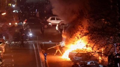 Иранские демонстранты собираются на улице во время акции протеста против обвала национальной валюты в Тегеране, Иран, 8 января 2026 года. (Stringer/West Asia News Agency via Reuters)
