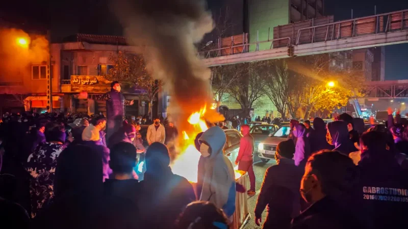 Во время митинга протестующих в Тегеране, Иран, 8 января 2026 года, были зажжены костры. (Anonymous/Getty Images)